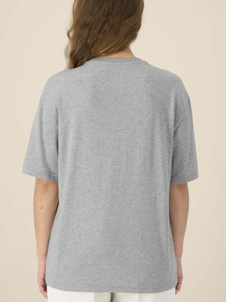 mannequin femme de dos portant le T-shirt Blaker personnalisable mannequin femme de dos portant le T-shirt Blaker personnalisable