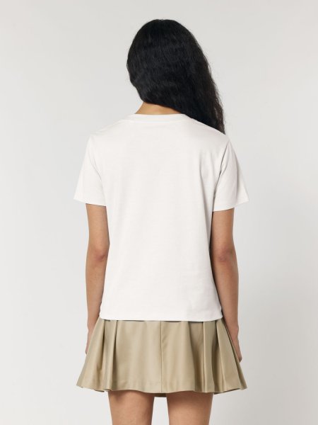 femme de dos portant le t-shirt Muser personnalisable en coloris off-white femme de dos portant le t-shirt Muser personnalisable en coloris off-white