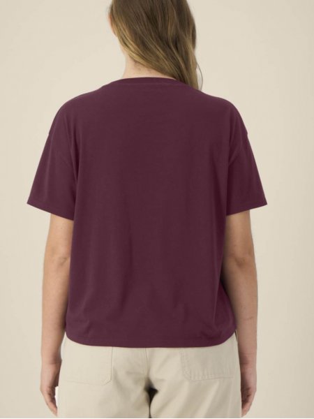 mannequin femme de dos portant le T-shirt Stella Etta personnalisable mannequin femme de dos portant le T-shirt Stella Etta personnalisable