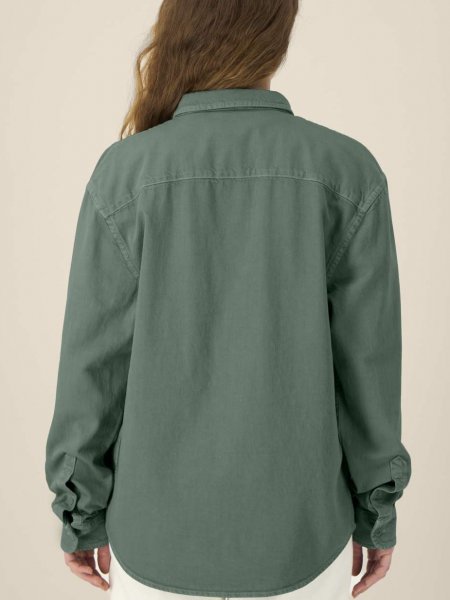 mannequin femme de dos portant la Worker Shirt personnalisable mannequin femme de dos portant la Worker Shirt personnalisable