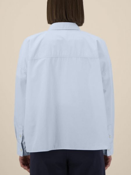 mannequin femme de dos portant la chemise Stella Harper personnalisable mannequin femme de dos portant la chemise Stella Harper personnalisable