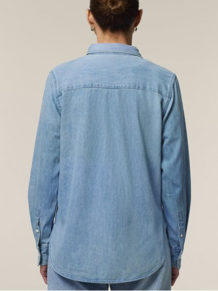 mannequin femme de dos portant la Chemise Stella Denim personnalisable
