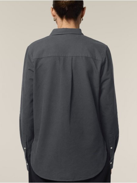 mannequin femme de dos portant la Stella Oxford Shirt personnalisable mannequin femme de dos portant la Stella Oxford Shirt personnalisable