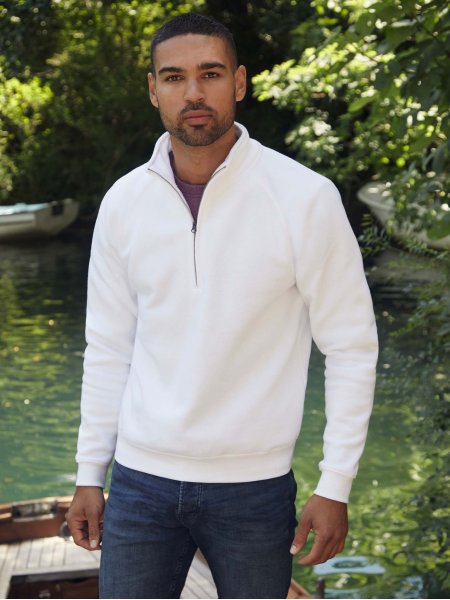 sweat zippé blanc porté par un mannequin homme