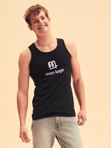 homme avec un débardeur noir personnalisé avec un logo homme avec un débardeur noir personnalisé avec un logo