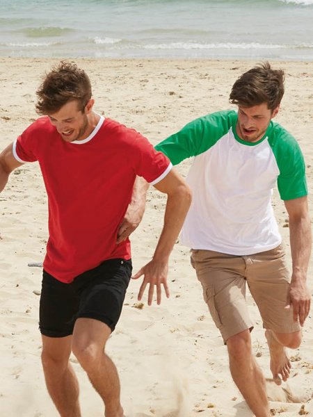 Les mannequins hommes portent le t-shirt à col et bords des manches contrastés SC61168 en coloris Red / White et le t-shirt à manches raglan contrastées SC61026 en coloris White /Kelly Green