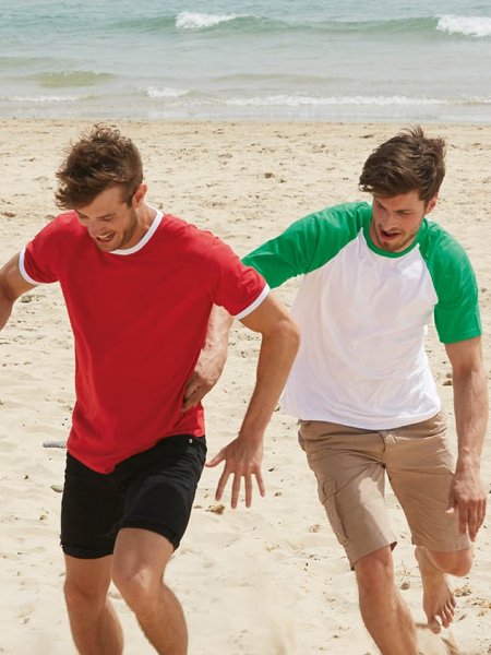 A gauche le t-shirt à col et bords des manches contrastés SC61168 en coloris Red / White et à droite le t-shirt à manches raglan contrastées SC61026 en coloris White / Kelly Green Les mannequins hommes portent le t-shirt à col et bords des manches contrastés SC61168 en coloris Red / White et le t-shirt à manches raglan contrastées SC61026 en coloris White /Kelly Green
