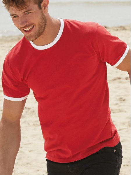 Le SC61168 à personnaliser en coloris Red / White Le mannequin homme porte le t-shirt SC61168 à col et bords des manches contrastés personnalisable en coloris Red / White
