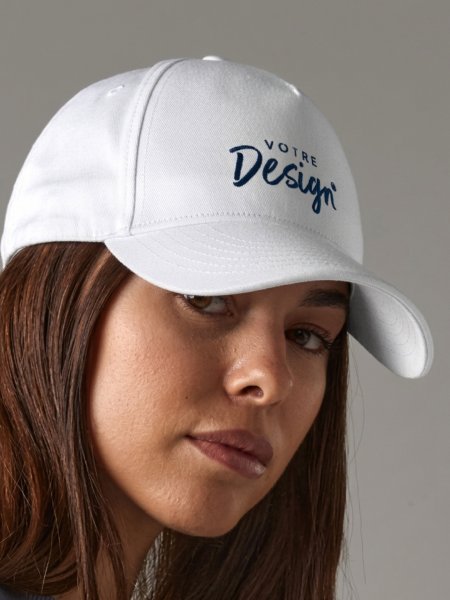 mannequin femme de face portant la Casquette en coton organique personnalisable mannequin femme de face portant la Casquette en coton organique personnalisable