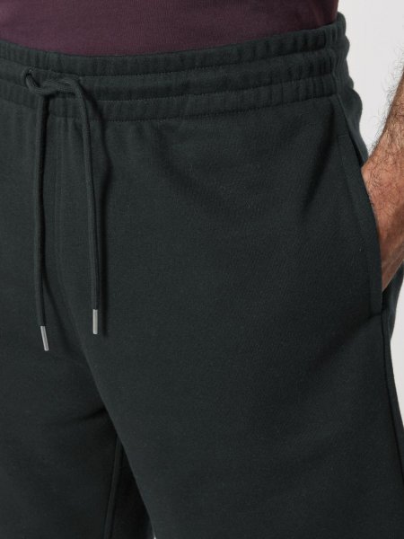 Stanley / Stella STBU186 men pocket Black Zoom sur la poche d'un homme portant le short Stanley / Stella Rocker référence STBU186 de couleur Black