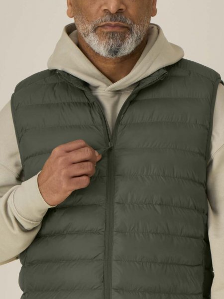mannequin homme de face portant le Gilet matelassé Stanley Climber 2.0 mannequin homme de face portant le Gilet matelassé Stanley Climber 2.0