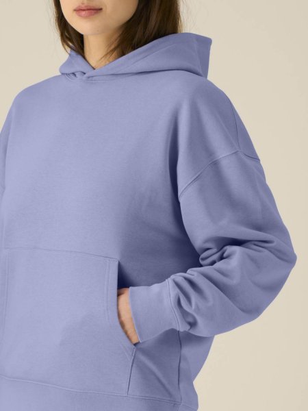 Visuel d'un mannequin femme portant le sweat mi-léger Chaser en colori violet - Détail
