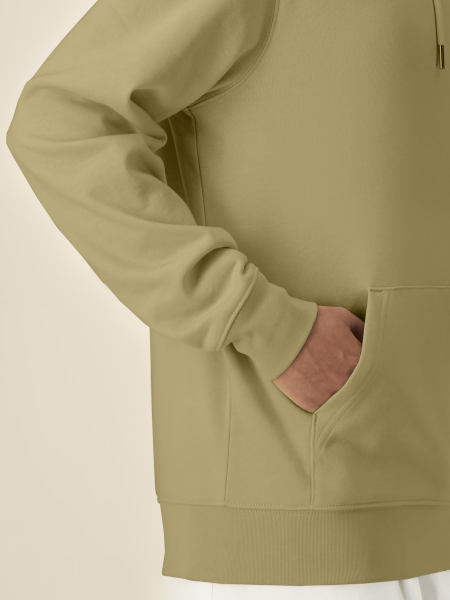 femme de face portant un sweat Cruiser 2.0 à personnaliser, en coloris faded olive vue détaillée femme de face portant un sweat Cruiser 2.0 à personnaliser, en coloris faded olive vue détaillée