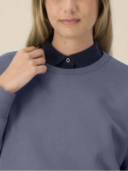 zoom sur le col du Sweat Stella Alma personnalisable zoom sur le col du Sweat Stella Alma personnalisable
