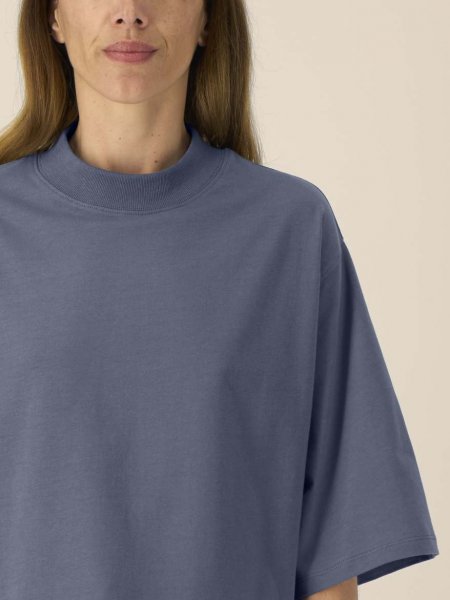 Zoom sur le col du T-shirt Stella Raya personnalisable Zoom sur le col du T-shirt Stella Raya personnalisable