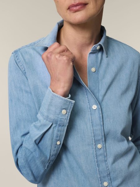 zoom sur la manche de la Chemise Stella Denim personnalisable