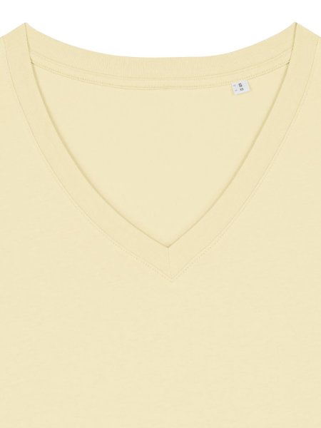 STTW176 zoom col face butter Zoom sur le col du t-shirt Stanley / Stella Rocker référence STTW176 de couleur Butter