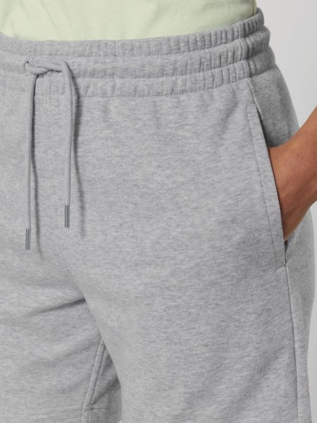Stanley / Stella STBU186 woman pocket Heather Grey Zoom sur la poche d'une femme portant le short Stanley / Stella Rocker référence STBU186 de couleur Heather Grey de face
