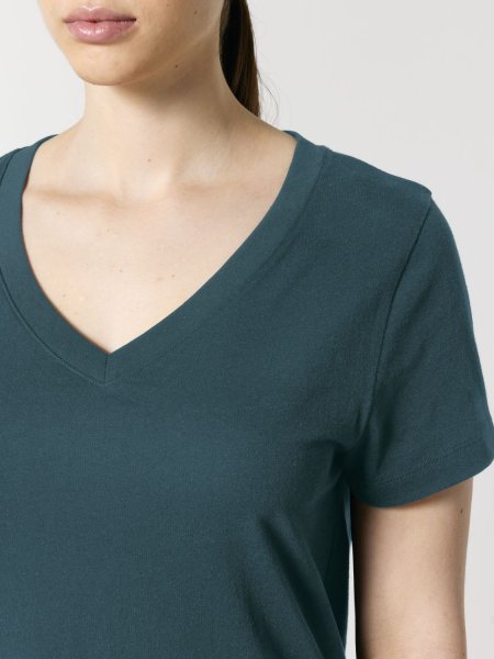 STTW176 zoom face stargazer Zoom sur une femme portant le t-shirt Stanley / Stella Rocker référence STTW176 de couleur Stargazer de face