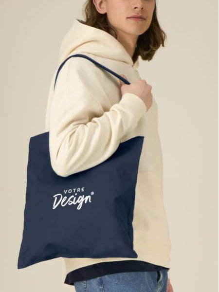 mannequin homme de face portant le Light Tote Bag personnalisable mannequin homme de face portant le Light Tote Bag personnalisable