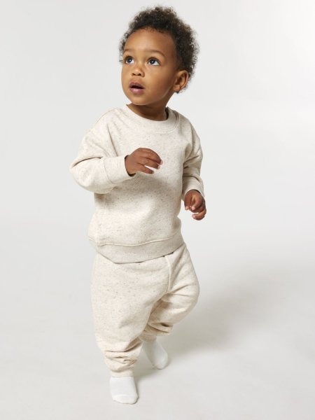 un bébé portant le jogging Baby Tumbler à personnaliser dans le coloris Eco-Heather un bébé portant le jogging Baby Tumbler à personnaliser dans le coloris Eco-Heather