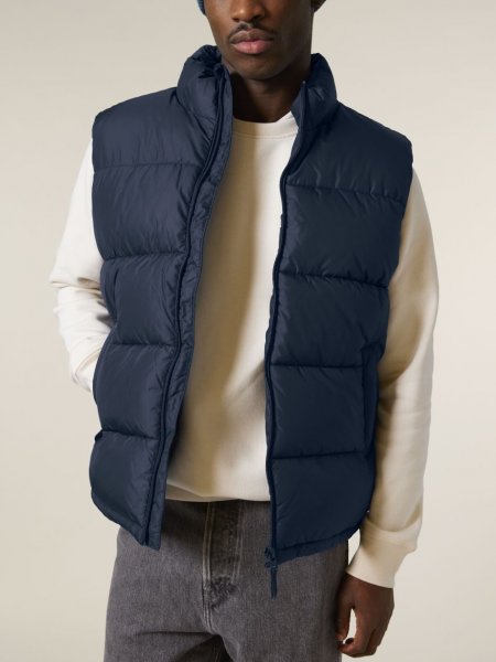 mannequin homme de face portant la doudoune sans manches STJU250 ouverte en french navy