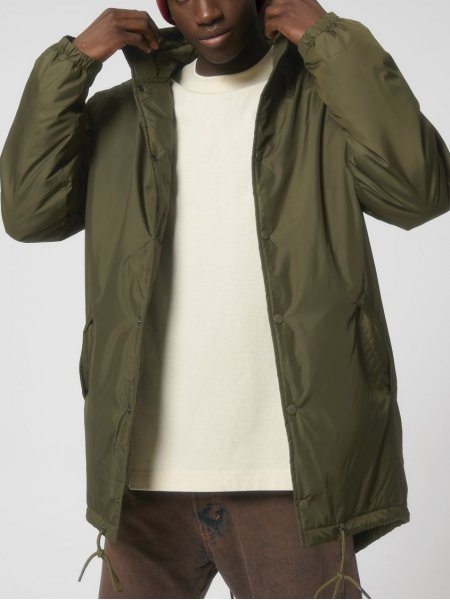 mannequin homme de face portant la Veste parka unisexe matelassée personnalisable ouverte mannequin homme de face portant la Veste parka unisexe matelassée personnalisable ouverte