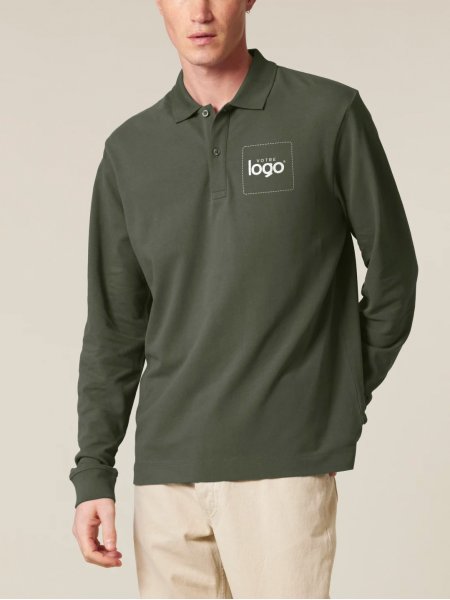 Homme portant le Prepster 2.0 manches longues en coloris Khaki Homme portant le Prepster 2.0 manches longues en coloris Khaki avec votre logo et zone de personnalisation