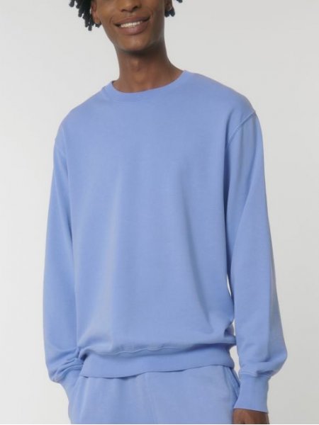 sweat bio unisexe sans logo porté par un homme sweat bio unisexe sans logo porté par un homme