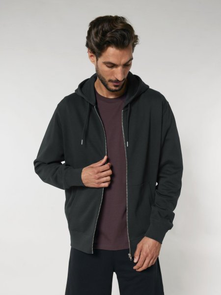 un homme portant le sweatshirt à capuche zippé Cultivator 2.0 à personnaliser en coloris noir