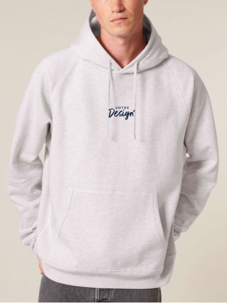 mannequin homme de face portant le Sweat Striker personnalisable mannequin homme de face portant le Sweat Striker personnalisable