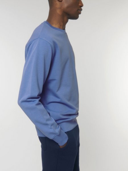 homme de profil portant le STSU799 en coloris bright blue