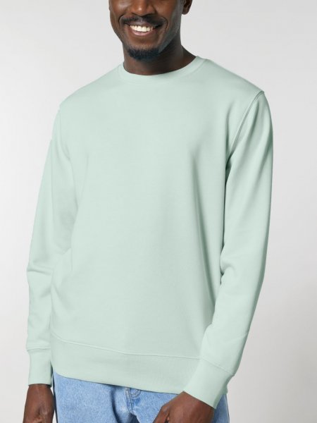 Homme portant le sweat unisexe STSU799 sans logo