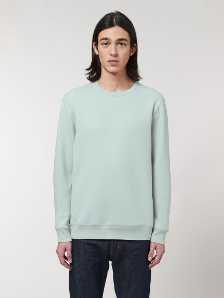un homme portant le sweat Roller personnalisable en coloris caribbean blue sans logo