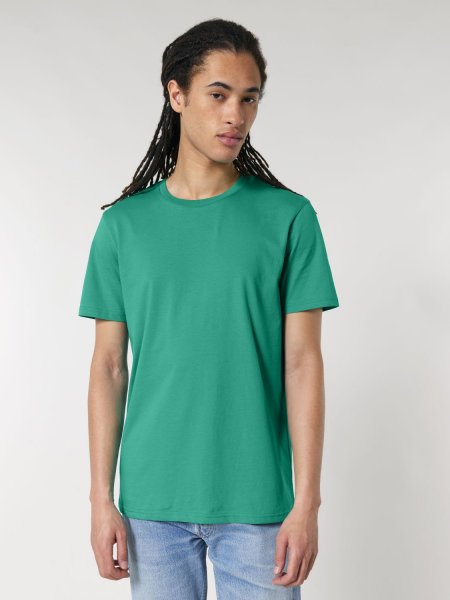un homme portant le t-shirt à personnaliser crafter dans le coloris Go green un homme portant le t-shirt à personnaliser crafter dans le coloris Go green
