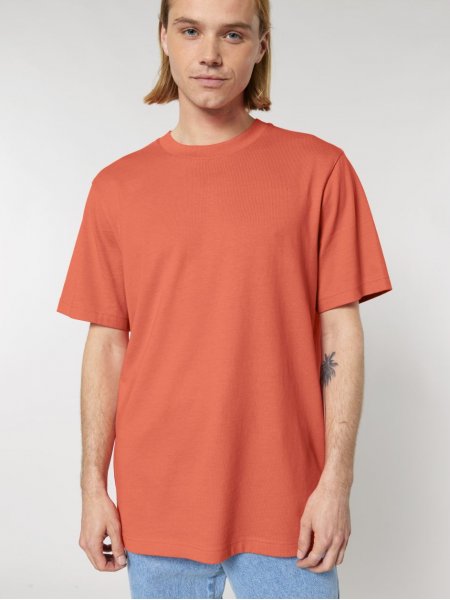 homme portant le t-shirt personnalisable sparker 2.0 en coloris FIesta homme portant le t-shirt personnalisable sparker 2.0 en coloris FIesta