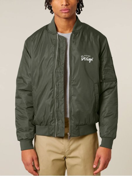 mannequin homme de face portant le Bomber 2.0 personnalisable mannequin homme de face portant le Bomber 2.0 personnalisable