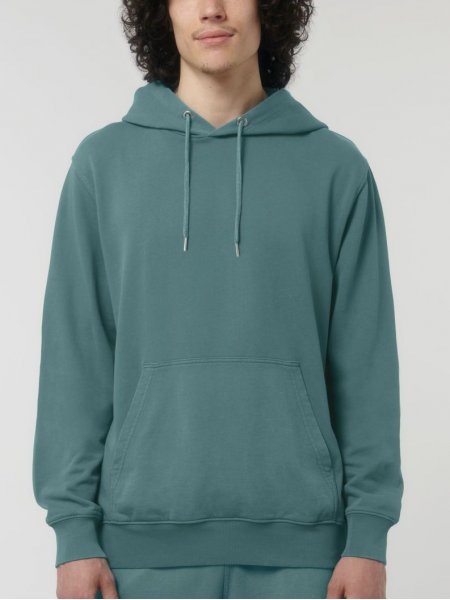sweat à cordons bio en bleu avec logo mistertee porté par un homme sweat unisexe à cordons bio en bleu avec logo mistertee porté par un homme