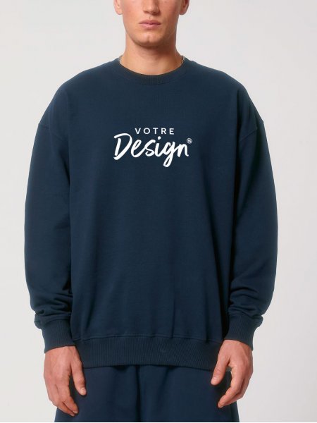 mannequin homme de face portant le Sweat Ledger Dry personnalisable mannequin homme de face portant le Sweat Ledger Dry personnalisable