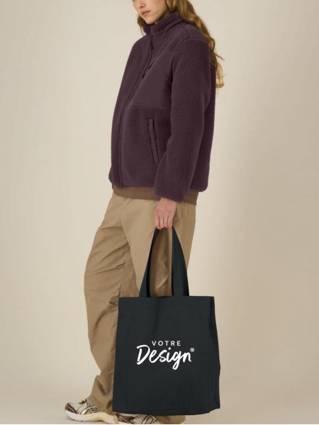 mannequin femme portant le Mid Tote Bag personnalisable mannequin femme portant le Mid Tote Bag personnalisable