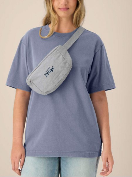 mannequin femme de face portant le Hip Bag personnalisable
