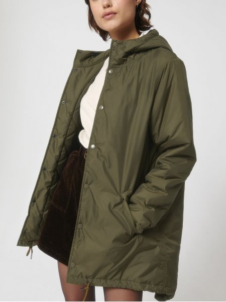 mannequin femme de face portant la Veste parka unisexe matelassée personnalisable ouverte mannequin femme de face portant la Veste parka unisexe matelassée personnalisable ouverte