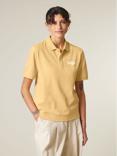 Femme portant le Prepster 2.0 en coloris Nispero avec votre logo et zone de personnalisation