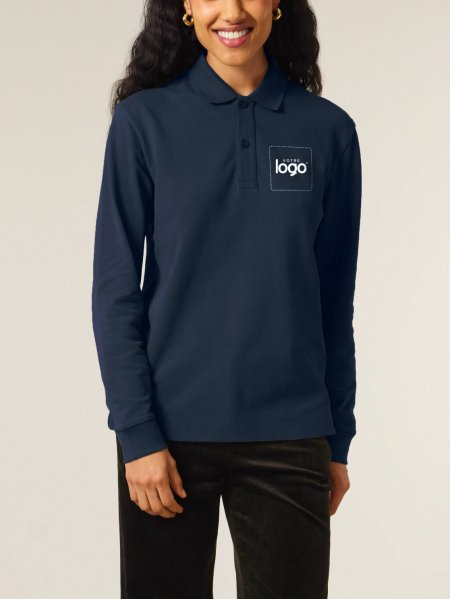 Femme portant le Prepster 2.0 manches longues en coloris French Navy Femme portant le Prepster 2.0 manches longues en coloris French Navy avec votre logo et zone de personnalisation