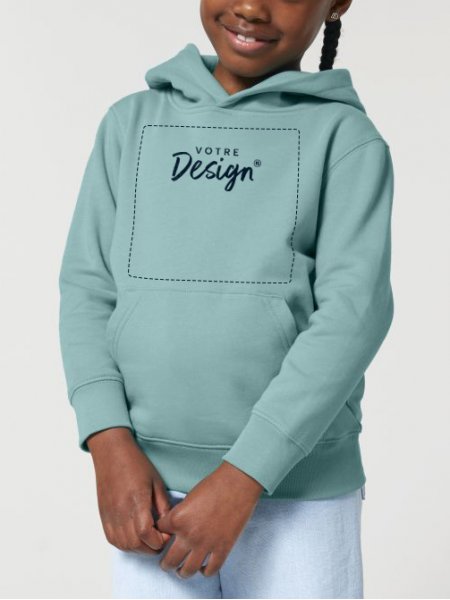 petite fille portant le sweat à personnaliser Mini Cruiser 2.0 dans le coloris Monstera petite fille portant le sweat à personnaliser Mini Cruiser 2.0 dans le coloris Monstera