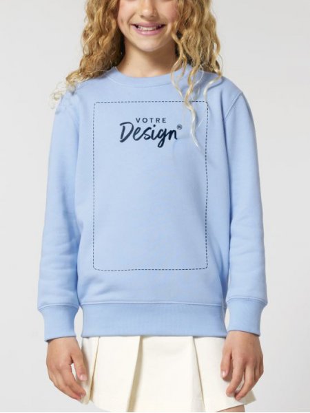petite fille portant le sweat Mini Changer 2.0 en coloris Blue Soul petite fille portant le sweat Mini Changer 2.0 en coloris Blue Soul