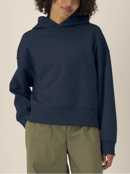 mannequin femme de face portant le Sweat Voicer personnalisable mannequin femme de face portant le Sweat Voicer personnalisable