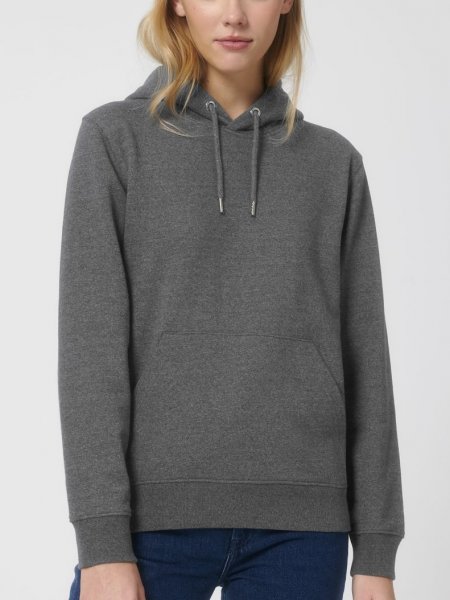 Une femme qui porte un sweat à capuche en coton recyclé Re-Cruiser en coloris re-white Une femme qui porte un sweat à capuche en coton recyclé Re-Cruiser en coloris re-white