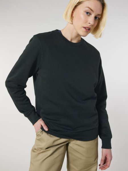 une femme portant le sweat Roller personnalisable en coloris Black