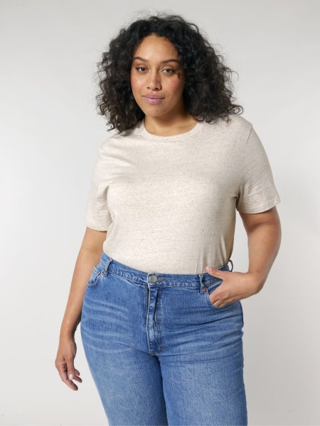 femme portant le t-shirt creator 2.0 à personnaliser en coloris eco-heather femme portant le t-shirt creator 2.0 à personnaliser en coloris eco-heather
